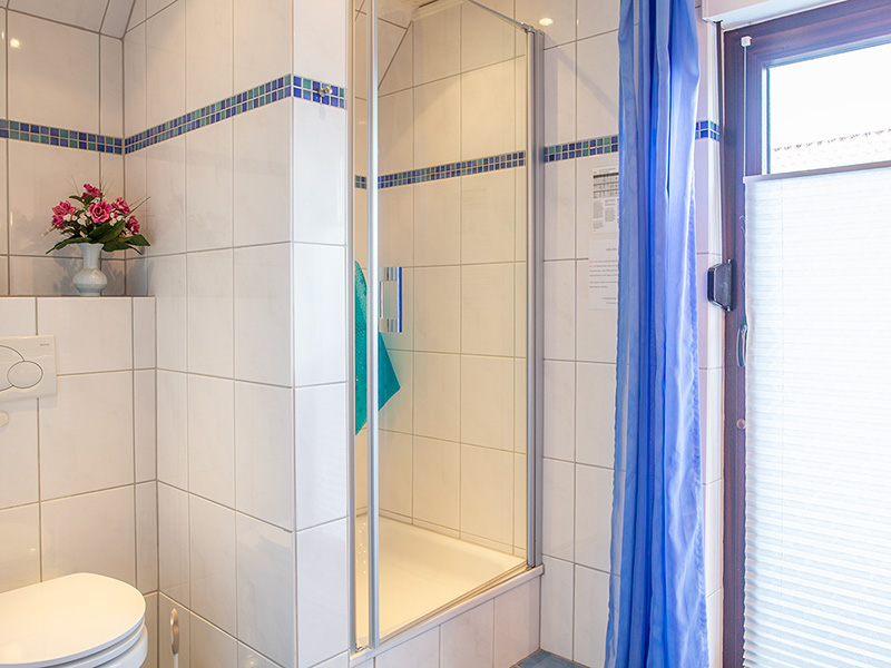 Ferienwohnung 'Karlas Hus': Großes, helles Badezimmer